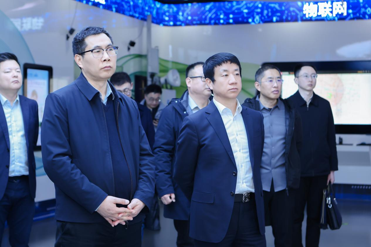 学校与中国移动郑州分公司签署5G战略合作框架协议